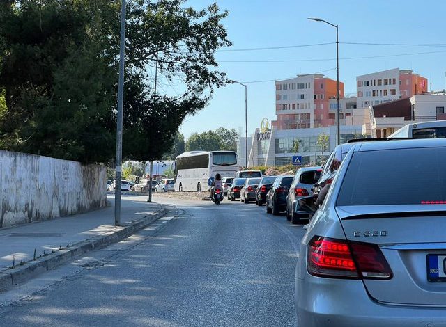 FUNDJAVA/ Trafik i rënduar në daljen e qyteteve bregdetare, policia: Përdorni rrugët alternative