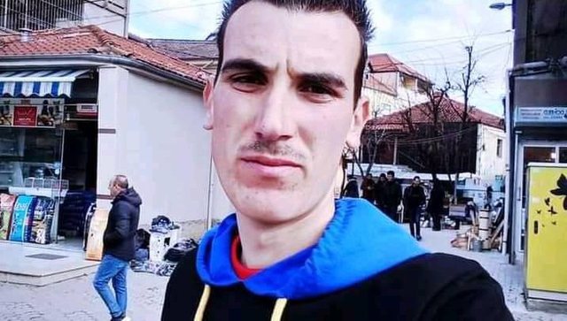 SHERRI PËR NJË VAJZË I MORI JETËN/ Tre autorët e vrasjes së 26-vjeçarit dalin para gjykatës, e mbytën dhe e hodhën në rezervuar