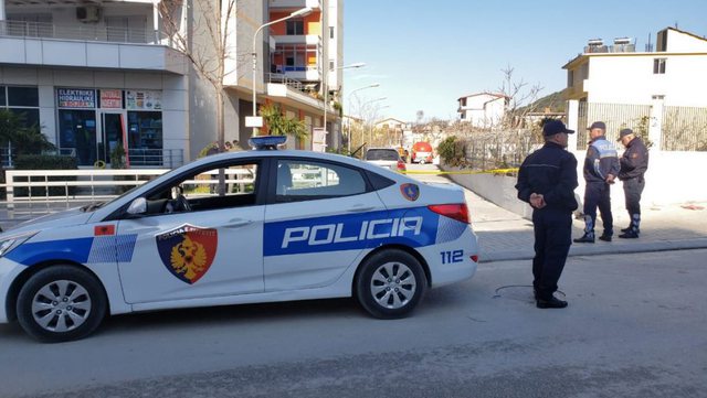 TMERR NË SHËTITOREN E SARANDËS/ Një person godet me mjet prerës në kurriz 43-vjeçarin