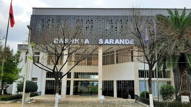 POLICIA “BLINDON” BASHKINË E SARANDËS/ 3 të arrestuar, në pranga dhe zyrtarë të Kadastrës