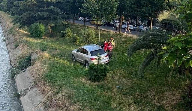 TJETËR “INSTALACION?” Makina del nga rruga dhe përfundon anës Lanës