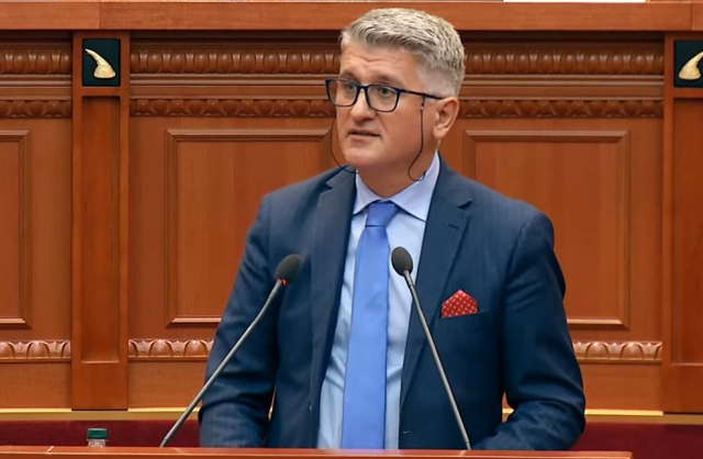 KUVENDI/ Agron Gjekmarkaj: Ministreshat muhabetqare më nxinë jetën! Njëra flet për byrek, tjetra për japrak