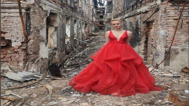 LUFTA/ Vajza ukrainase rikthehet në shkollën e rrënuar ditën që ishte planifikuar mbrëmja e maturës