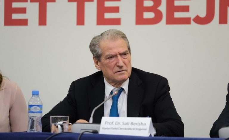 “FRONTI PËR SHPËRTHIMIN E SHQIPËRISË”/ Berisha njofton datën e protestës së madhe në Tiranë: Betejë e jashtëzakonshme…