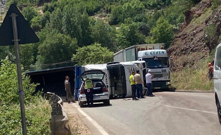 PAMJET/ Aksident i frikshëm në aksin Prrenjas-Librazhd, kamioni përplaset me makinën dhe kthehet përmbys