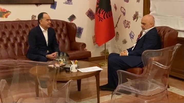 “JENI KANDIDATURA E DUHUR…”/ Rama pret Begajn në zyrë: Nder i madh të keni votën tonë