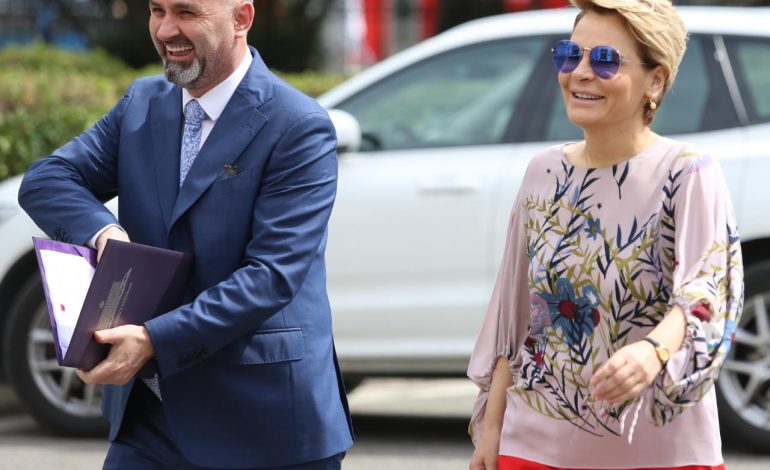 PARADA PLOT NGJYRA NGA KUVENDI/ Manja i buzëqeshur në krah të Kryemadhit, Çuçi shkrihet me Kumbaron (PAMJET)