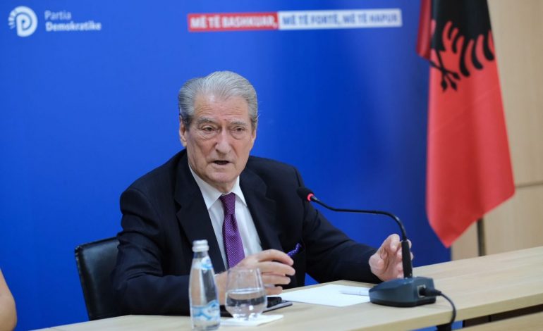 “NANO TENTOI TA REFORMOJË”/ Ironia e Berishës: PPSH feston ditën e pagëzimit të saj te tretë