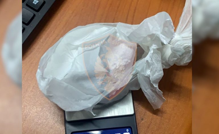 SHISTE LËNDË NARKOTIKE/ Arrestohet 27-vjeçari, çfarë i gjeti policia