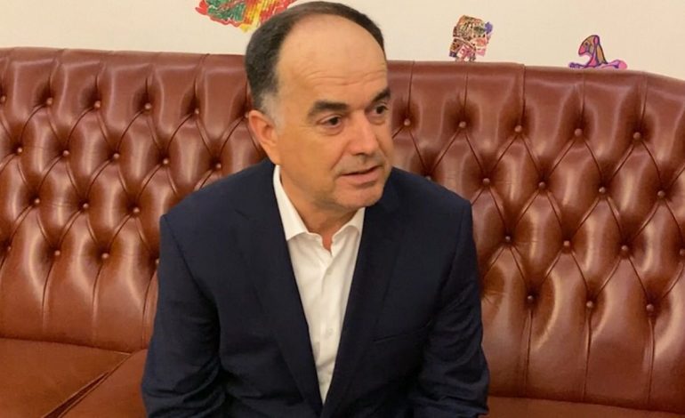 U PREZANTUA PËR PRESIDENT/ Begaj flet për herë të parë: Nderi, detyra dhe Atdheu janë motoja e punës