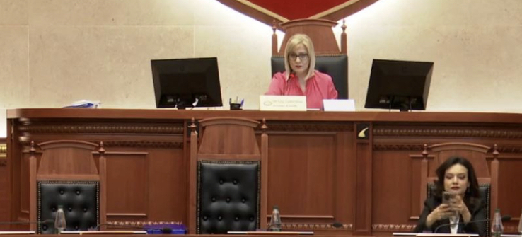 REZOLUTA PËR GJENOCIDIN SERB/ Berish akuza Lindita Nikollës: Hape këtë mikrofon moj zonjë, po shkelni ligjin e Kuvendit