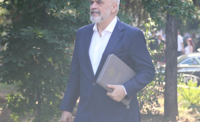 FOTOLAJM/ Rama me dosje futet në selinë e PS, ku ndodhet emri i presidentit të ri?