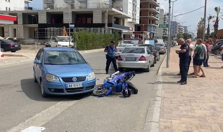 DY AKSIDENTE NË LEZHË/ Makina me 3 vajza brenda përfundon në kanal, mjeti përplas motoçikletën