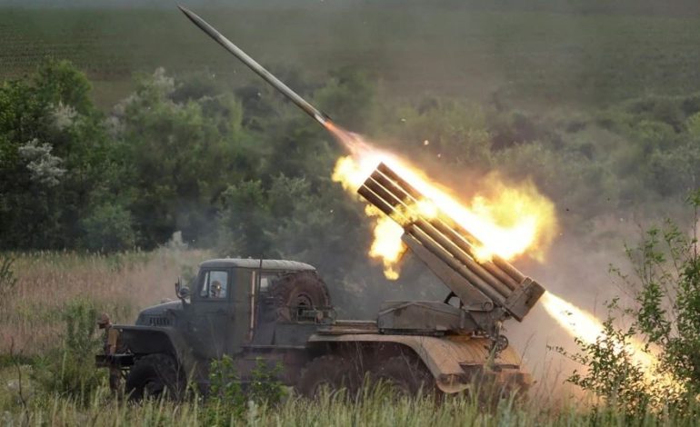 RUSËT E PAMËSHIRSHËM/ Lëshohen 40 raketa mbi Ukrainë, një nga sulmet më të gjera të javëve të fundit