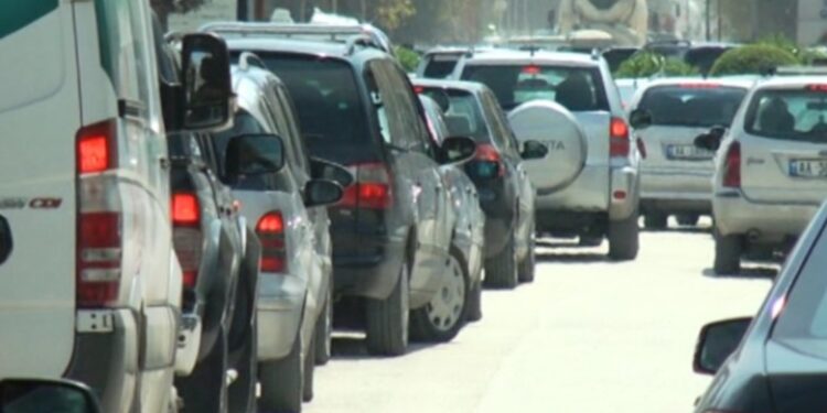 FUNDJAVA/ Fluks i madh automjetesh në autostradën Tiranë-Durrës, policia apel shoferëve: Përdorni rrugët…