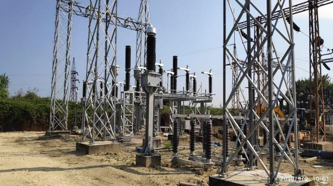 DETAJET/ Përfshihet nga flakët transformatori i nënstacionit elektrik në ish-Metalurgjikun e Elbasanit