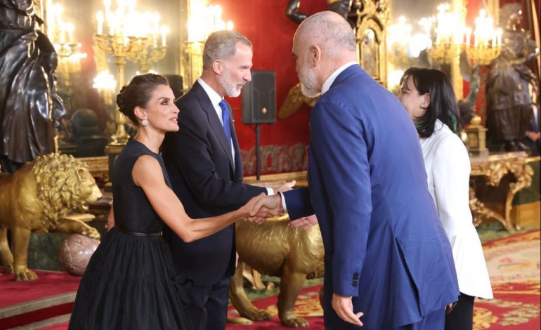 RAMA PUBLIKON VIDEON/ Ja momenti kur bashkë me bashkëshorten priten nga Mbreti Felipe VI i Spanjës e Mbretëresha Letizia