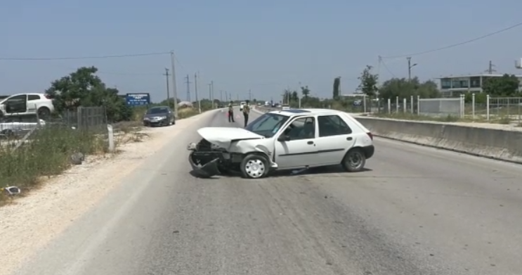 AKSIDENT NË LUSHNJË/ Makina përplaset me trafikndarësen, plagoset rëndë çifti i të moshuarve