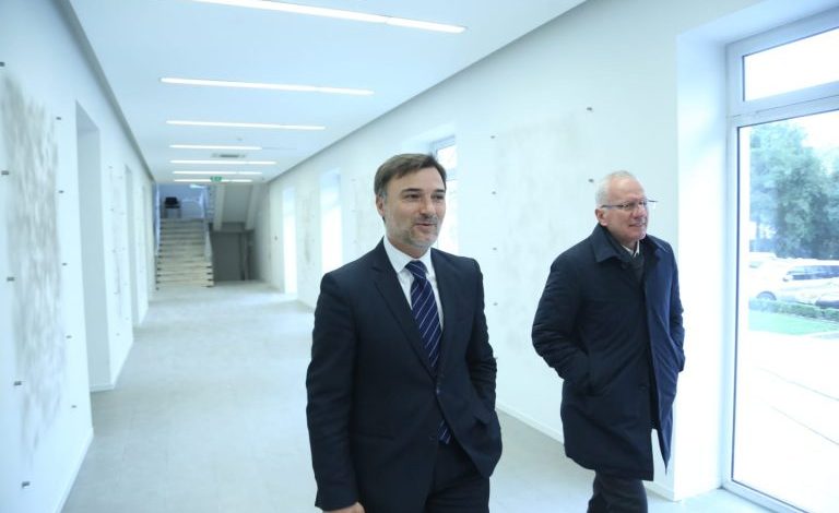 NGA ENKELEJD ALIBEAJ TEK GAZMEND BARDHI/ Ja 36 deputetët e PD që bojkotojnë zgjedhjen e Presidentit