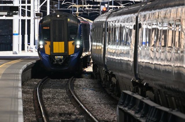 PARALAJMËROJNË Autoritetet në Britani: Nesër mos udhëtoni me tren, rrezikoni të….