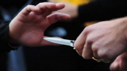 E RËNDË NË LUSHNJË/ 17-vjeçarja plagos me thikë vëllain, shoqërohet bashkë me nënën pasi…