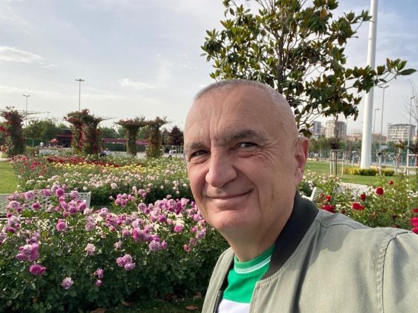 SOT ZGJIDHET PRESIDENTI I RI/ Meta përshëndet nga Stambolli, ja fotoja që publikon