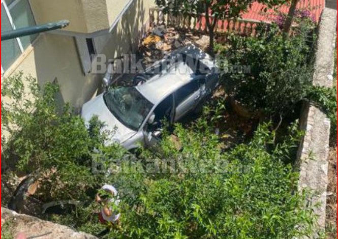 AKSIDENT I PAZAKONTË TE KANALI I CUKËS/ Makina del nga rruga dhe përfundon në oborrin e një banese
