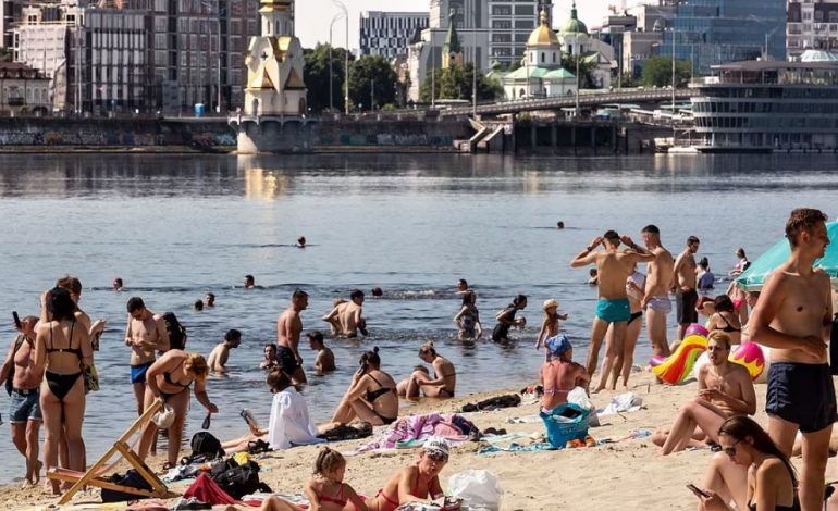 KIJEVI SHIJON ARMËPUSHIMIN/ Ukrainasit dynden në plazhet e kryeqytetit, ndërsa në lindje vijojnë bombardimet