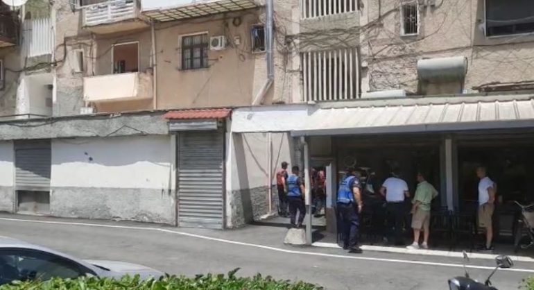 EMRI/ Një 50-vjeçar në Berat kërcënon se do të hidhet nga tarraca e katit të 5-të të pallatit
