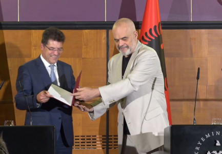 “JANË DOMETHËNËSE RASTET…”/ Rama i dorëzon Komisionerit të BE për menaxhimin e krizave kërkesën e Shqipërisë për anëtarësim
