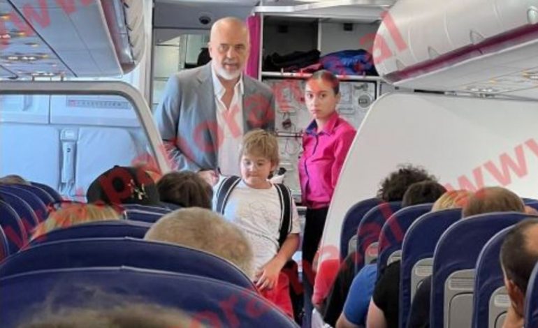 DEL FOTO/ Rama niset për vizitë private drejt Parisit me Zahon për dore, zgjedh të udhëtojë me avion linje