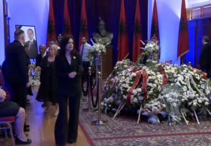 SOCIALISTËT BASHKOHEN ME DHIMBJEN E FAMILJES SË ISH-PRESIDENTIT/ Ministra dhe deputetë të PS homazhe në nder të Bujar Nishanit