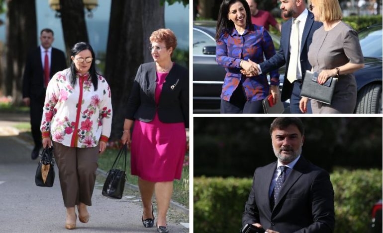 FOTOLAJM/ “Parada” e deputetëve të Kuvendit! Me ngjyra dhe fustane me lule, rikthehen shtrëngimet e duarve pas…