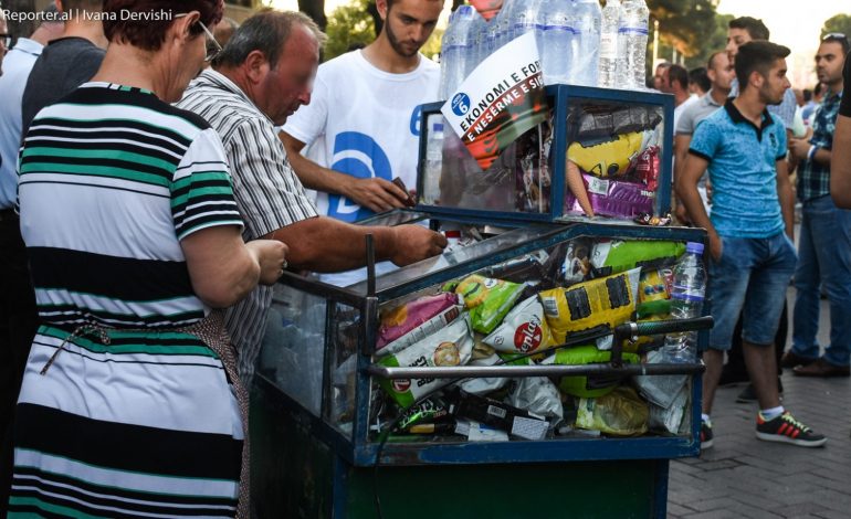 RREZIKU NGA TEMPERATURAT E LARTA/ Drejtoresha e AKU bën thirrje: Kujdes produktet që shiten në rrugë, shikoni etiketat se helmoheni