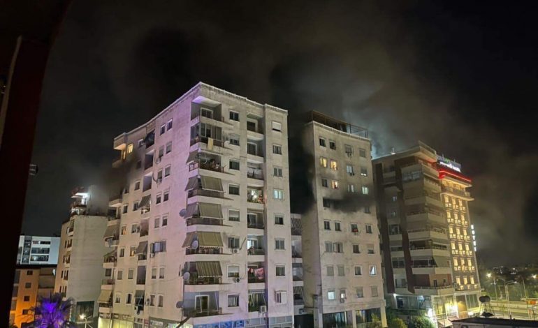 ZJARRI NË GARAZHIN E NJË PALLATI NË ASTIR/ Lëndohen 8 persona, digjen katër makina