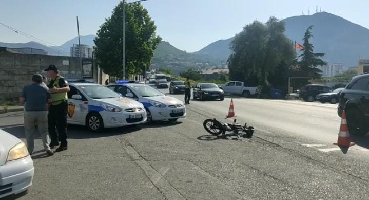 AKSIDENT NË LEZHË/ Makina përplas motoçikletën, plagoset drejtuesi