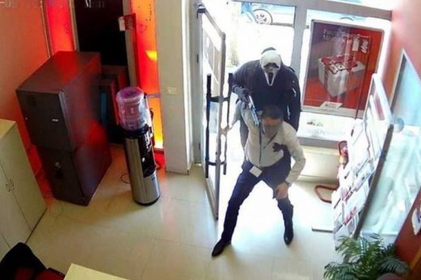 “LEKËT I PRISHËM ME FEMRA”/ Rrëfimi i grabitësve të Koplikut: Vodha një ‘GOLF 3’ dhe e fsheha në pyll