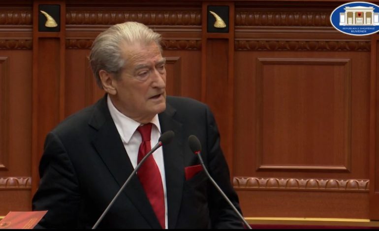 “ATA QË USHQEJNË KOTELET ME BIFTEK…”/ Berisha i bën thirrje qytetarëve nga Kuvendi: Bashkojuni protestës së 7 korrikut