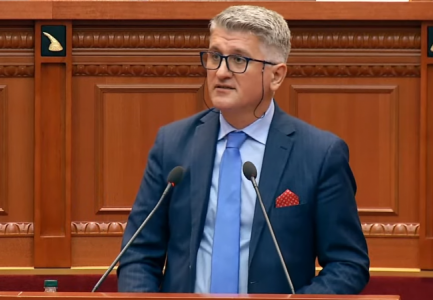 ZGJEDHJA E PRESIDENTIT/ Ironia e Agron Gjekmarkajt: Babo një ditë me pas i telefonon Bake xhanit…
