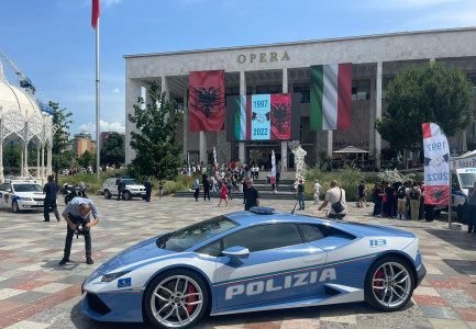 FOTOLAJM/ Policia italiane prezanton makinat “Lamborghini”! Çfarë po ndodh në sheshin “Skënderbej”?