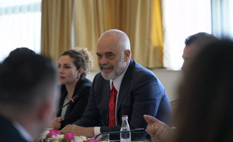 “MOS U NXITO”/ Rama “thumbon” Ballukun në mbledhjen e dy qeverive, i heq fjalën dhe ja kalon ministres kosovare