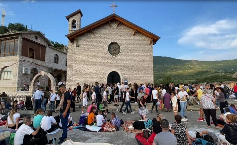FESTA E SHNA NDOUT/ Mijëra besimtarë në kishën e Laçit. “Djalit iu rikthye të folurit”, ja çfarë tregojnë besimtarët