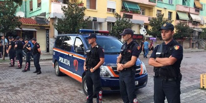 VIHEN NË PRANGA KATËR TË RINJ NË FIER/ Kundërshtuan kontrollin e policisë në një lokal (EMRAT)