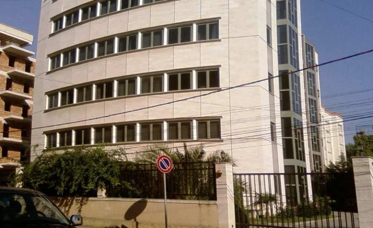 AKUZA PËR PASTRIM PARASH/ Prokuroria e Tiranës sekuestron apartamente, garazhe dhe automjete. Ja kujt i përkasin