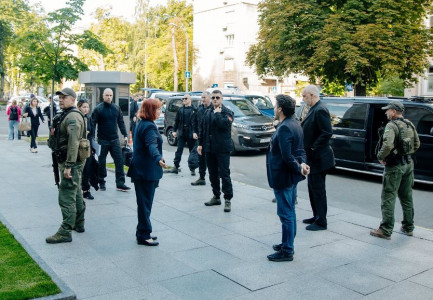 TË RRETHUAR NGA FORCA TË SHUMTA SIGURIE/ Kryeministri Edi Rama dhe Dritan Abazoviç mbërrijnë në Kiev