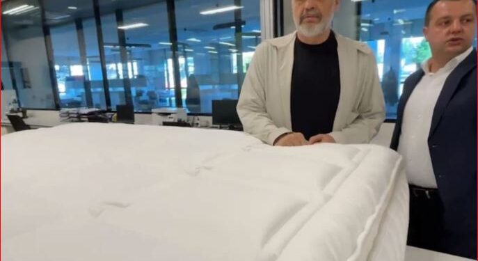 DALIN FOTOT/ Një dyshek i personalizuar me firmën e tij, dhurata e pazakontë që i bënë Ramës në Kosovë