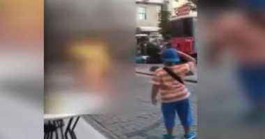PAMJE TË RËNDA/ I riu i vë flakën vetes në Stamboll për të dhuruar “show”, njerëzit e filmojnë