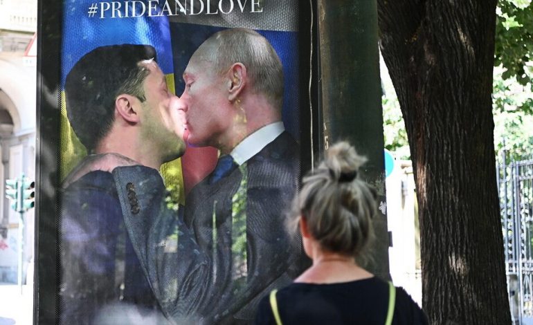 FOTOLAJM/ Në Torino puthja Zelensky-Putin si ajo mes Honecker-it dhe Brezhnjevit në Berlin