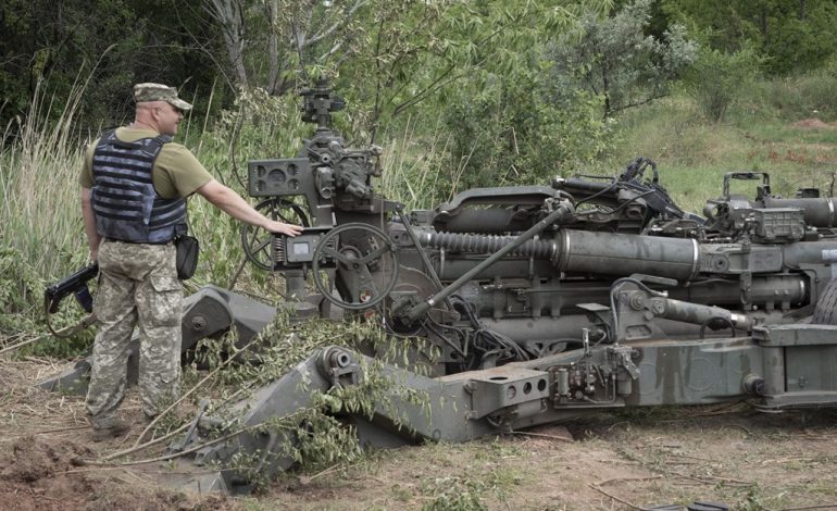 LUFTA VAZHDON/ Trupat ukrainase pranë armëve, shihni pamjet që vijnë nga Donetsku