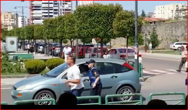 VIDEOLAJM/ Efektivët me vrap nëpër qytet, ja momenti kur vendosin në pranga personin me precedentë kriminal